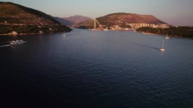 Adriyatik Denizi üzerinde Köprü ve Hırvatistan 'ın Dubrovnik kıyı şeridine doğru geniş bir İHA