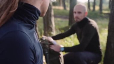 Bir çift Yürüyüşçü Adam ve Kadın Ormanda Yürüyüşe Devam Etmeye Hazırlanıyor. El kamerasıyla.