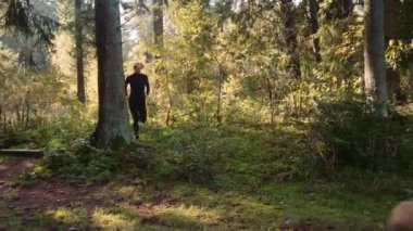 Atlet Kadın Forest 'ta Forwardlar ve Taş Duvardan Atlar. Kamera Kadını İzliyor