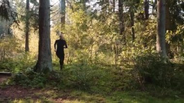 Atlet Kadın Forest 'ta Forwardlar ve Taş Duvardan Atlar. Kamera Kadını İzliyor