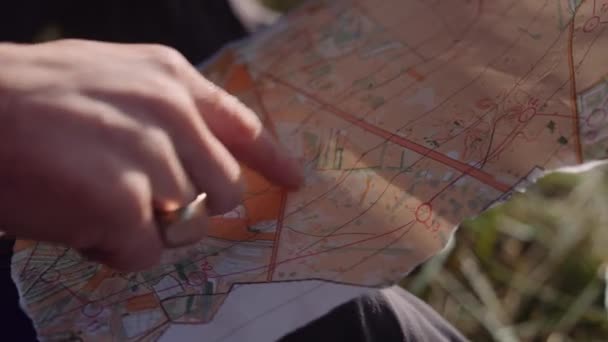 Turistin Elleri Nin Yakın Çekimi Elinde Bir Parça Kağıt Haritası — Stok video