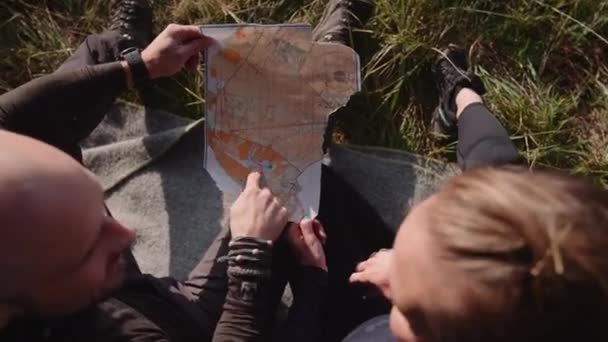 Bir Çift Turist Ellerinde Kağıt Bir Harita Tutuyor Güzergahı Kontrol — Stok video