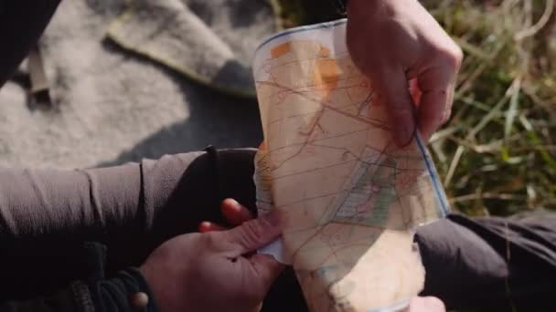 Primo Piano Mani Coppia Turisti Dispiega Pezzo Carta Mappa Controlla — Video Stock
