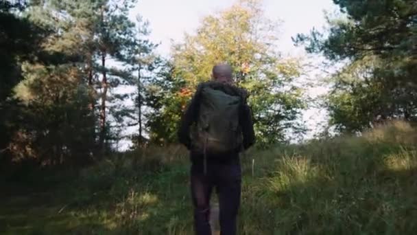 Achteraanzicht Van Een Kale Hoofd Man Toerist Met Rugzak Wandelen — Stockvideo