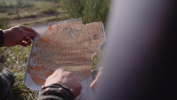 Detailní Záběr Rukou Páru Turistů Držte Kus Papíru Mapa Podívejte — Stock video