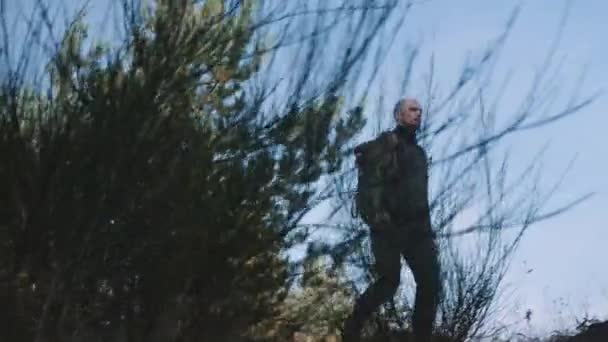 Bald Head Man Turista Com Mochila Caminhadas Floresta Através Arbustos — Vídeo de Stock