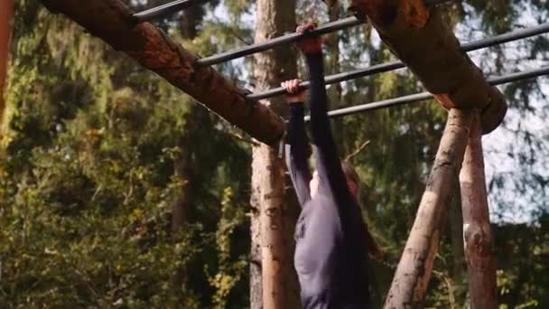 Atleta Mujer Apodera Obstáculo Bosque Disparo Mano Cámara Sigue Mujer — Vídeos de Stock