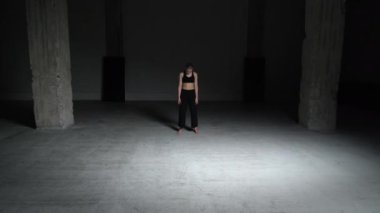 Sarı Saçlı Enerjik Genç Kadın Koreografı Siyah Üstlü ve Pantolon Giyen Beton Duvarlarla Dans Eden Stüdyoda. Geniş Sabit Çekim