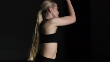 Siyah Üstlü Sarışın Genç Bir Kadın Koreografın Portresi ve Stüdyoda Tek Başına Dans Eden Pantolon. El bilgisayarı görüntüsü