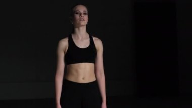 Sarışın, Siyah Üstlü ve Stüdyoda Dans Eden Pantolon Giyen Enerjik Genç Kadın Koreografı. Orta El Fotoğrafı