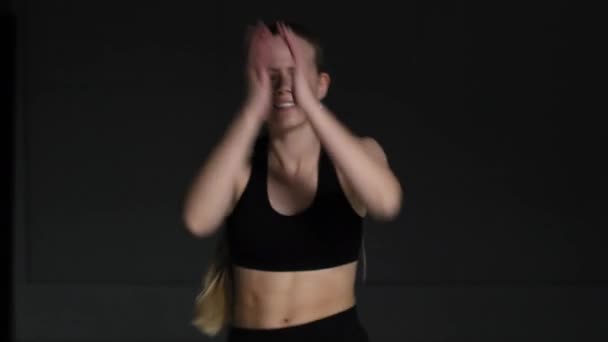 Портрет Энергичной Молодой Женщины Хореографа Блондинистыми Волосами Черном Топе Танцующими — стоковое видео