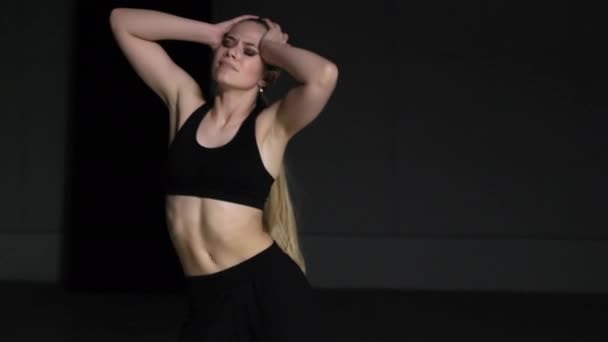 Sarışın Siyah Üstlü Stüdyoda Dans Eden Pantolon Giyen Enerjik Genç — Stok video