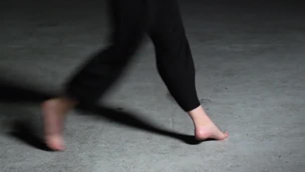 Nahaufnahme Der Beine Einer Energiegeladenen Jungen Choreographin Die Studio Tanzt — Stockvideo