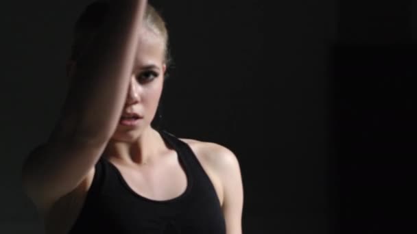 Portret Van Een Energetic Young Woman Choreographer Met Blond Hairs — Stockvideo