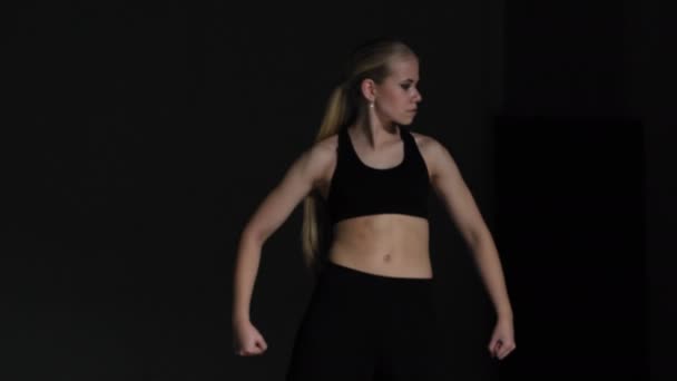 Energetic Young Woman Choreographer Met Blond Hairs Draagt Matching Black — Stockvideo