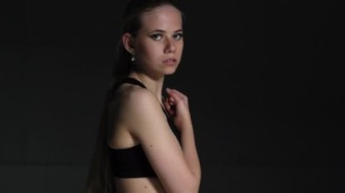 Studio 'da Sarışın Saçlı Enerjik Genç Bir Kadın Koreografın Portresi. Kameraya bakmış. Rafting Focus ile Elde Çekim