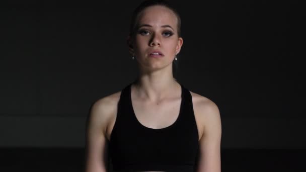 Close Portret Van Een Energieke Jonge Vrouw Choreograaf Met Blond — Stockvideo