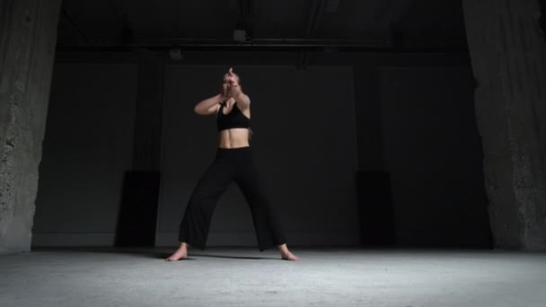 Energiczny Choreograf Młodej Kobiety Blond Włosami Pasującym Czarnym Top Spodnie — Wideo stockowe
