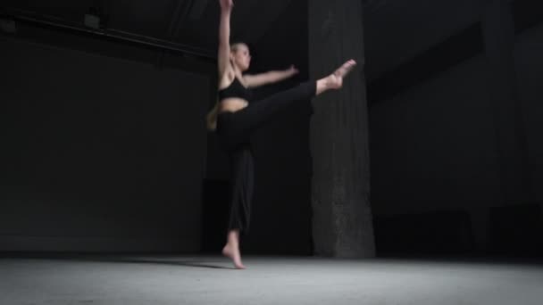 Энергичная Молодая Женщина Хореограф Блондинистыми Волосами Черном Топе Брюками Танцующими — стоковое видео