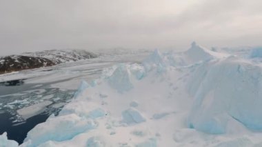 Geniş İHA Gopro Uçuşu Buz kaplı sahil şeridi ve Grönland Denizi