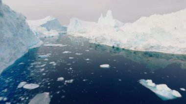 Geniş İHA Gopro Uçuşu Buz kaplı sahil şeridi ve Grönland Denizi