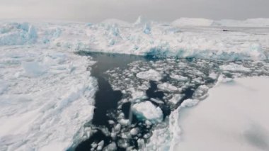 Grönland 'ın kıyı şeridinin geniş insansız hava aracı Gopro Uçuşu ve karlı manzarası