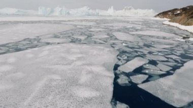 Donmuş Grönland kıyılarına doğru buzun üzerinden geniş Gopro insansız hava aracı uçuşu