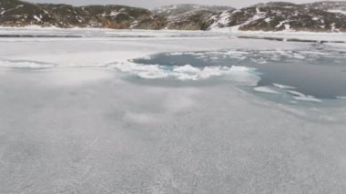 Geniş Gopro İHA uçağı buzun üzerinden Grönland 'ın Rocky Sahili' ne doğru gidiyor.