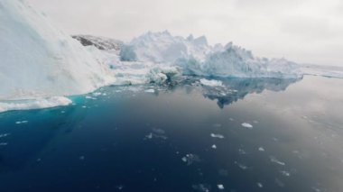 Mavi Deniz Üzerindeki Geniş Gopro Drone Ve Donmuş Grönland 'ın Beyaz Kıyı Çizgisi
