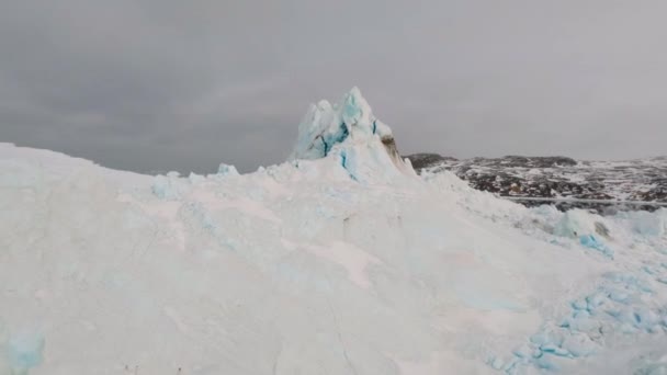 Széles Gopro Drón Repülés Magas Jéghegycsúcsok Felett Grönland Partvonala Felé — Stock videók