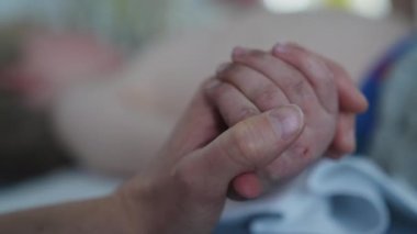 Hastanedeki Tıbbi Muayene sırasında Babaların Eli Oğullarının Elini Tutuyor. Yavaş Hareket Görüntüsü