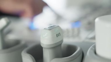 Modern Ultrason Ekokardiyografi Makinesinin Düğmeleri üzerine Doktor El 'in yakın çekimi. Raf Odaklama ile Yavaş Hareket Görüntüsü