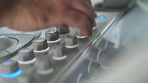 Close Doctor Hand Buttons Modern Ultrasound Echocardiography Machine Dalam Bahasa — Stok Video