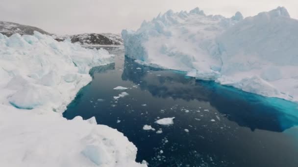 Широкий Беспилотник Гопро Над Голубым Морем Замерзшее Белое Побережье Гренландии — стоковое видео