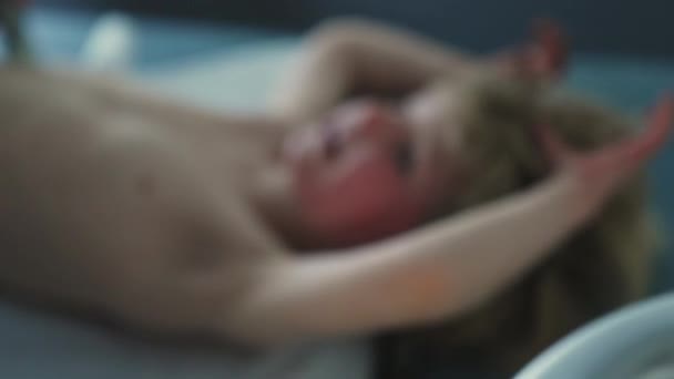 男婴在医院接受超声波检查的肖像 医生进行超声波扫描 速度慢的运动镜头与赛车焦点 — 图库视频影像