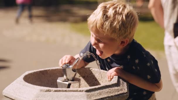 Bambino Ragazzo Che Beve Acqua Una Fontana Nel Parco Nella — Video Stock