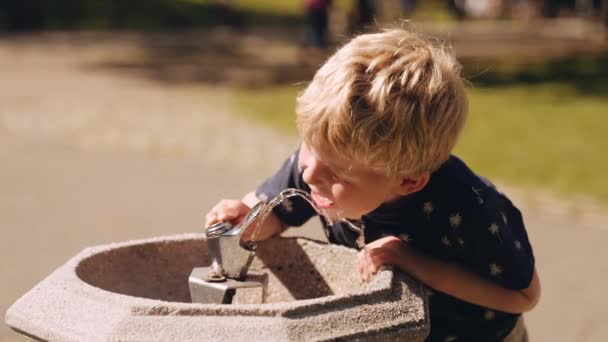 Chlapec Pije Vodu Fontány Parku Horký Letní Den Proud Vody — Stock video