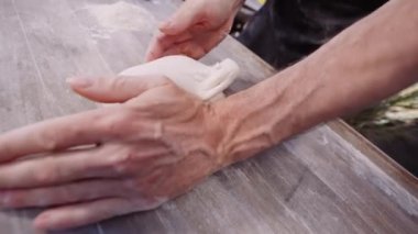 Yavaş Çekim Kapalı Masaya Pizza Dough Kekleyen Adam 'ın Avuç İçi Çekimi