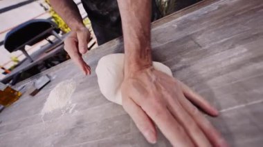 Yavaş Çekim Kapalı Masaya Pizza Dough Kekleyen Adam 'ın Avuç İçi Çekimi