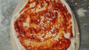 Tepedeki Yavaş Çekim Yakın Çekim Peynirin Kürekte Pizzaya Dağılmasının Çekimi