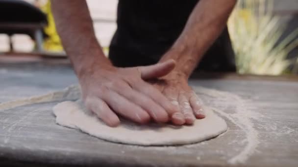 Медленное Движение Близкий Снимок Человека Формируя Тесто Пиццу Базовой Формы — стоковое видео