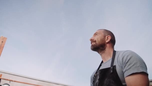 Lento Movimento Medio Palmare Colpo Uomo Tossing Pizza Dough Aria — Video Stock
