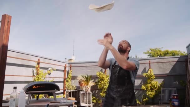 Slow Motion Medium Handheld Shot Man Lanzando Masa Pizza Aire — Vídeo de stock