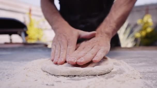 Plan Rapproché Mouvement Lent Homme Façonnant Pâte Forme Base Pizza — Video