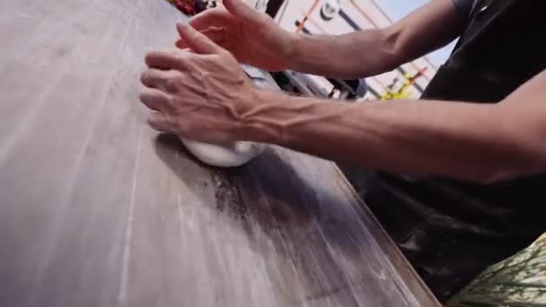 慢动作近身手握式男子灌篮比萨饼在户外餐桌上的应用 — 图库视频影像