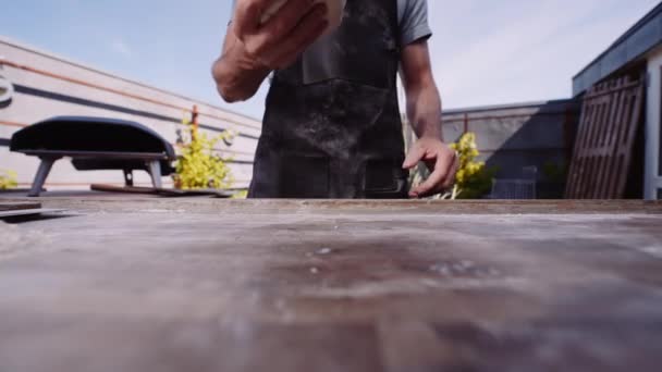 Închidere Slow Motion Handheld Shot Aruncarea Jos Pizza Dough Masă — Videoclip de stoc