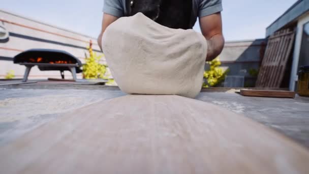 Tiro Mano Cámara Lenta Del Hombre Colocando Masa Base Pizza — Vídeos de Stock