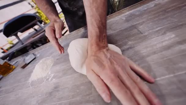 Медленное Движение Крупным Планом Портативный Снимок Человека Kneading Pizza Тесто — стоковое видео