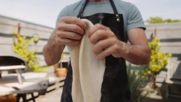 Zbliżenie Handheld Slow Motion Shot Man Kształtowanie Pizzy Ciasto Zewnątrz — Wideo stockowe