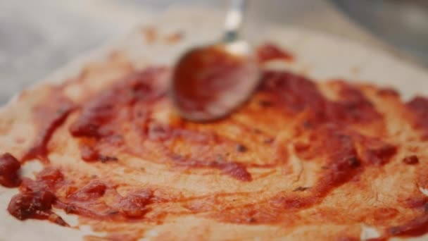 Handheld Slow Motion Close Shot Man Rozsiewanie Sos Pomidorowy Pizza — Wideo stockowe